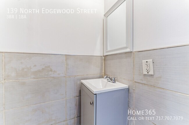 Building Photo - 3 Bedroom, 1.5 Bathroom Home Available Now!