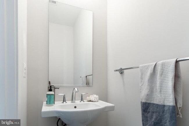 Building Photo - 935 Sycamore Dr SE