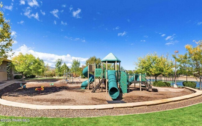 Building Photo - 926 N Gomez St