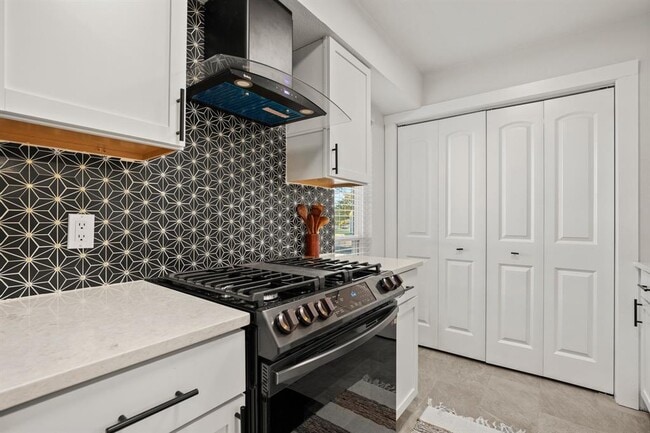 Building Photo - 7001 Woodhue Dr