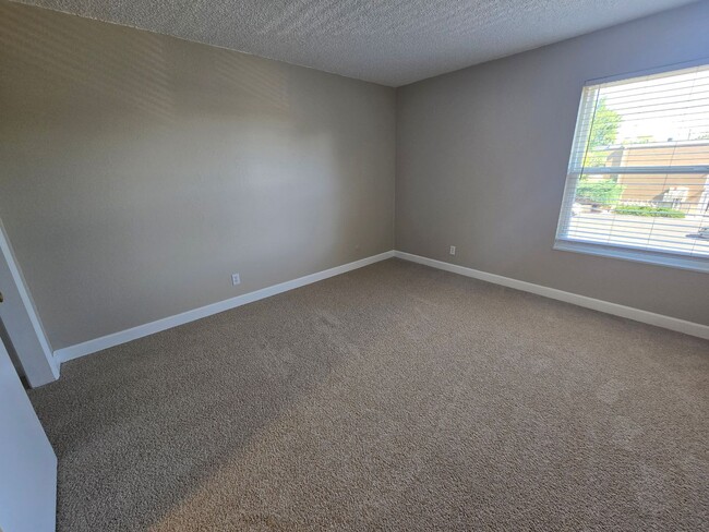 Building Photo - Sunny and Fresh One Bedroom Condo Available For Rent in Louisville!