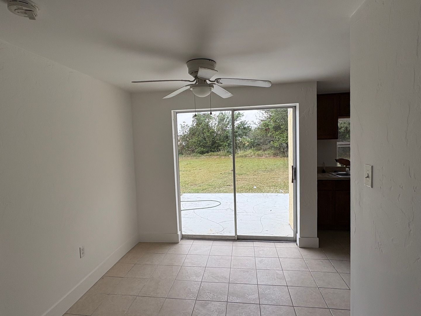 Building Photo - Spacious 2/2 with a garage available until end of December