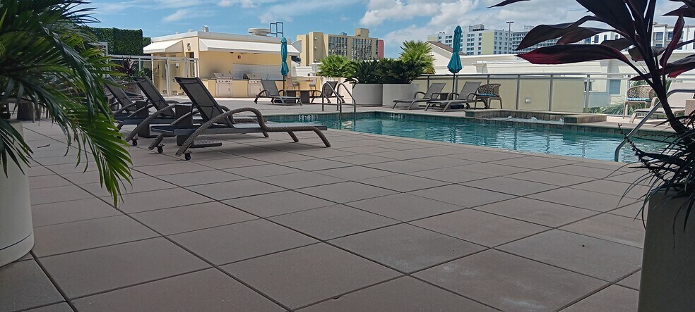 Pool & Leisure Area - 400 4th Ave S