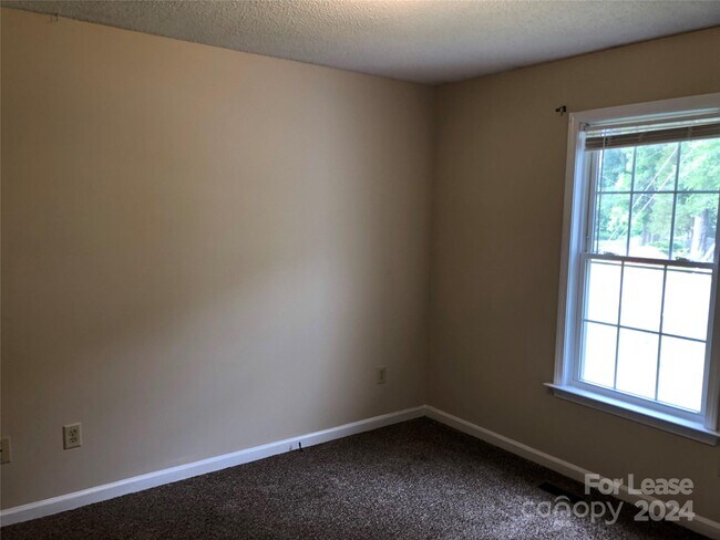 Building Photo - 703 Battleground Rd