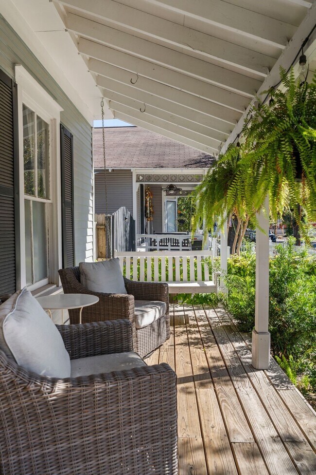 Building Photo - 721 W 12th St