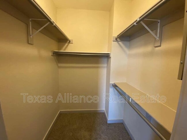 Building Photo - 3621 Valley Vista Dr