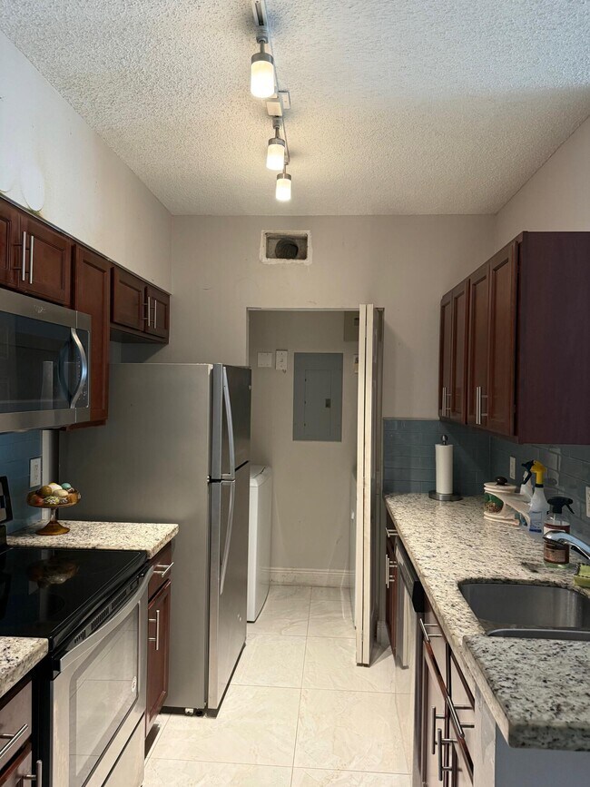 Building Photo - 10276 Fox Trail Rd S