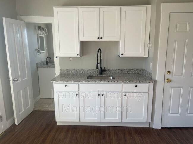 Building Photo - 27 Botsford St