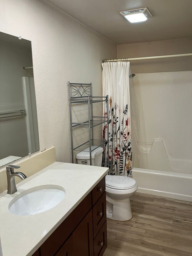 Building Photo - Remodeled Three Bedroom Home in South Salem