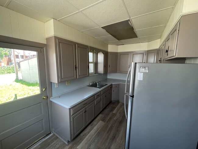 Building Photo - Large Five Bedroom 1.5 Bathroom In York!