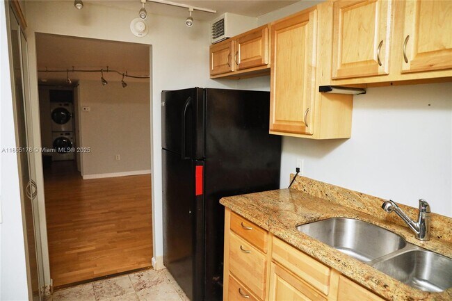 Building Photo - 5600 N Flagler Dr