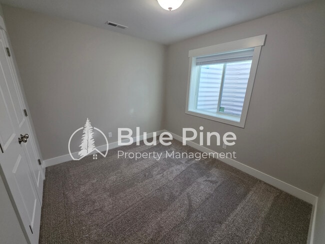 Building Photo - 4589 Blackstone Dr