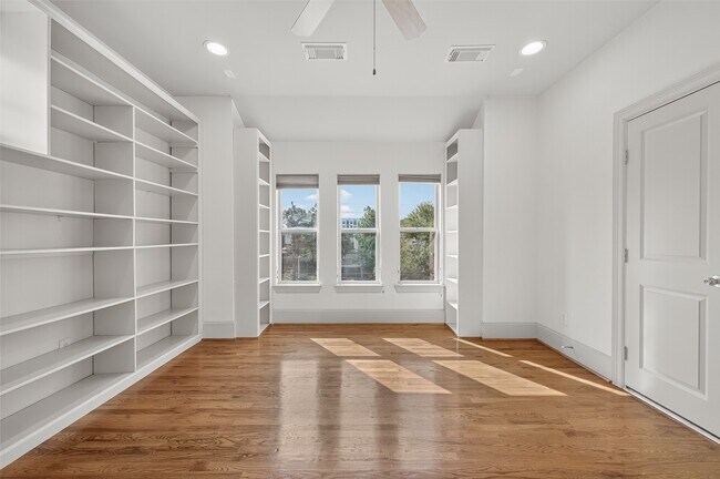 Building Photo - 931 W 23rd St