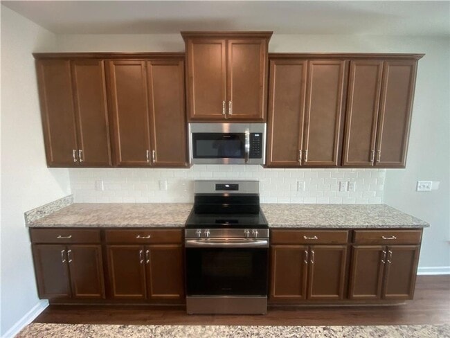 Building Photo - 4 bed 2.5 bath Available in Feburary