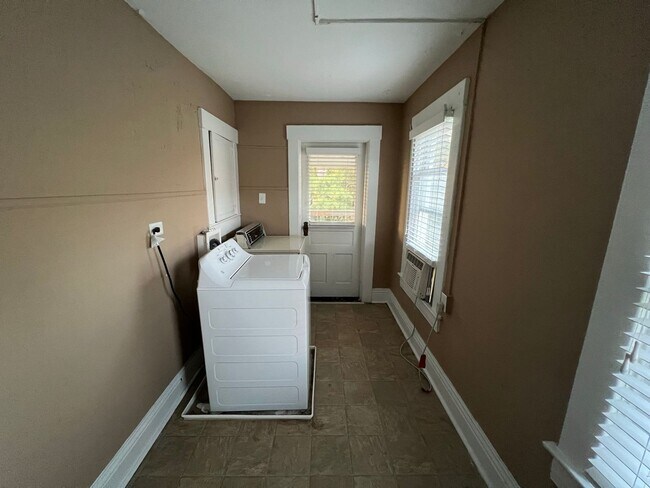 Building Photo - Beautiful house for rent!