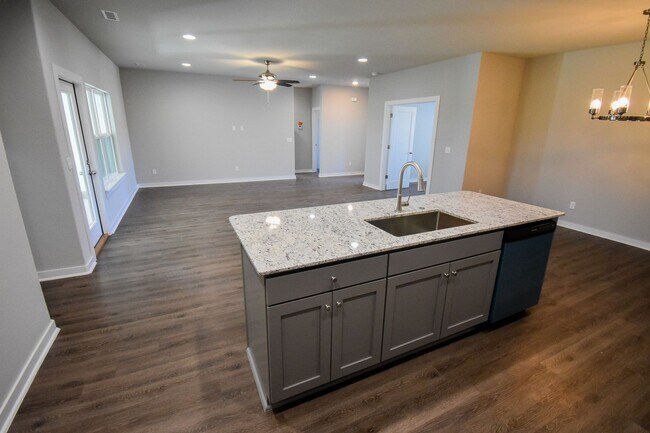 Building Photo - 4BR/2BA Farmington Home!