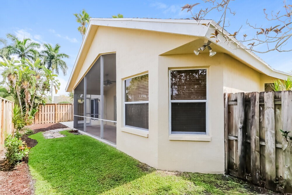 Building Photo - 12996 Meadowbreeze Dr