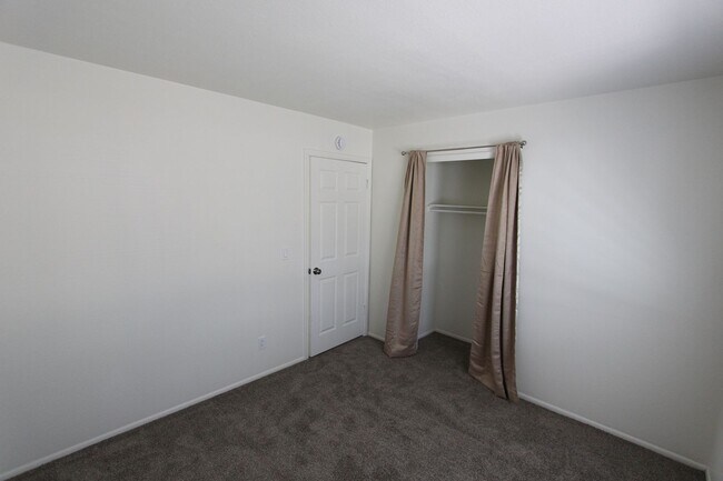 Building Photo - 3 Bed, 2 Bath Cabin Home with Fenced Backy...