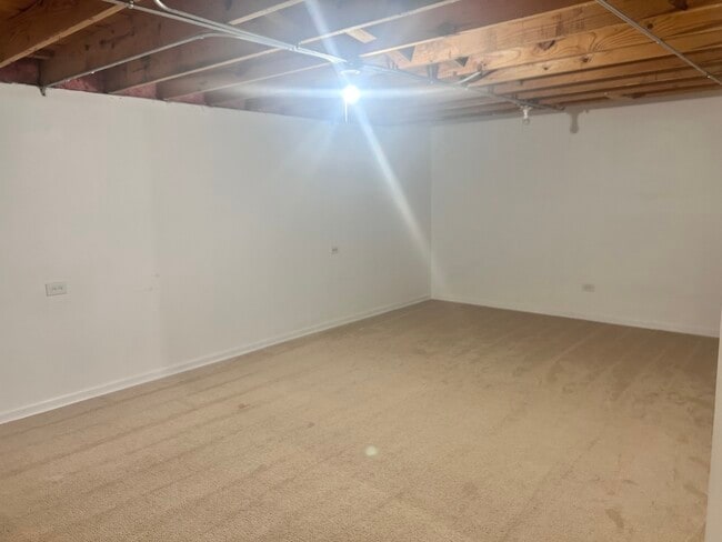 Building Photo - 646 White Ct