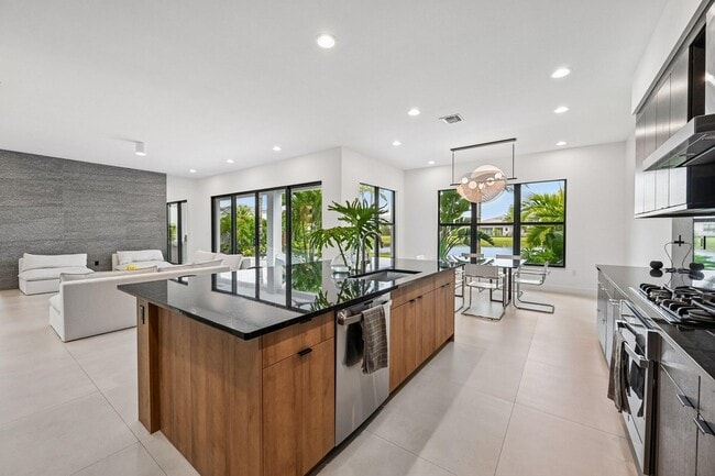 Building Photo - 17070 Rainbow Fls Trl
