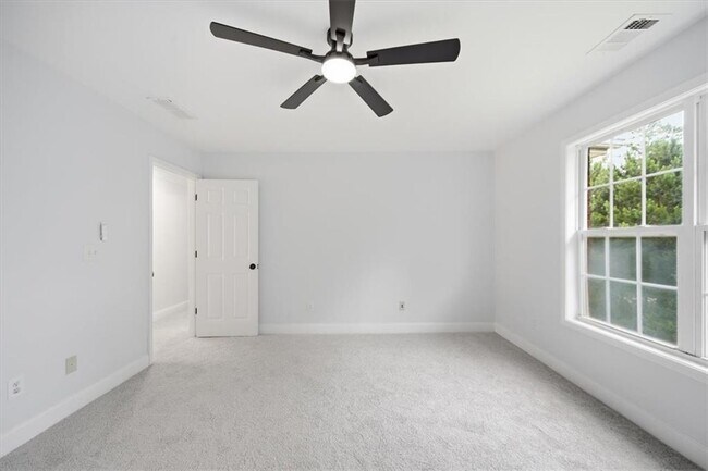 Building Photo - 2000 Millstone Dr SW