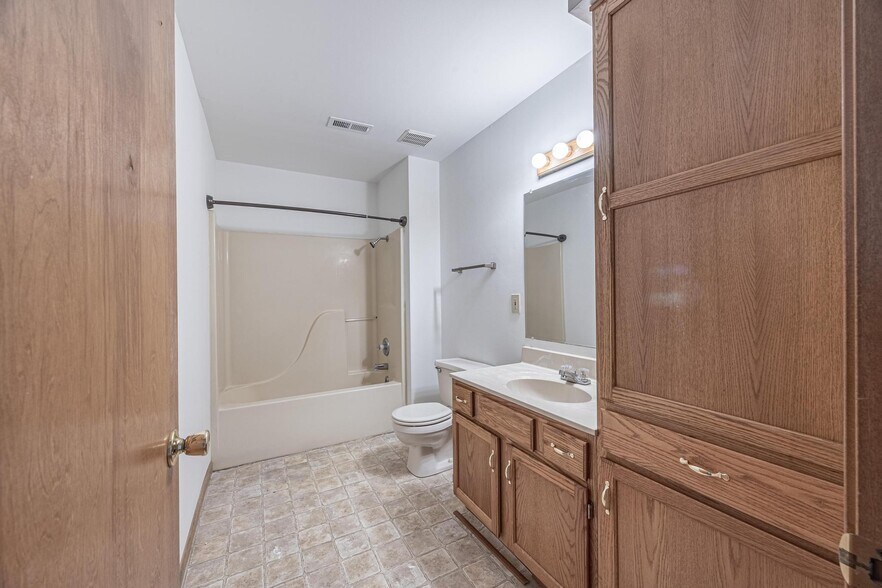 Building Photo - 552 Rumbach Ave