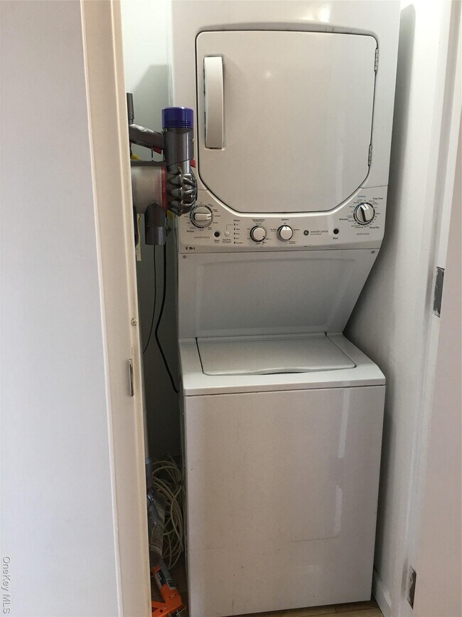 Building Photo - 93-05 37th Ave