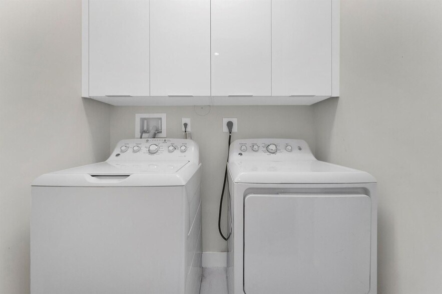 Building Photo - 10220 NW 63rd Ter