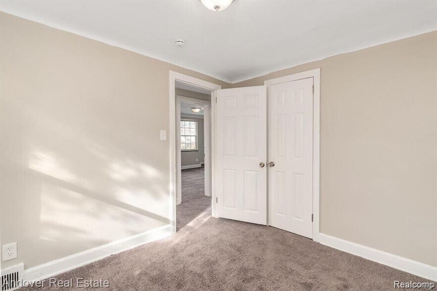 Building Photo - 5574 Buckingham