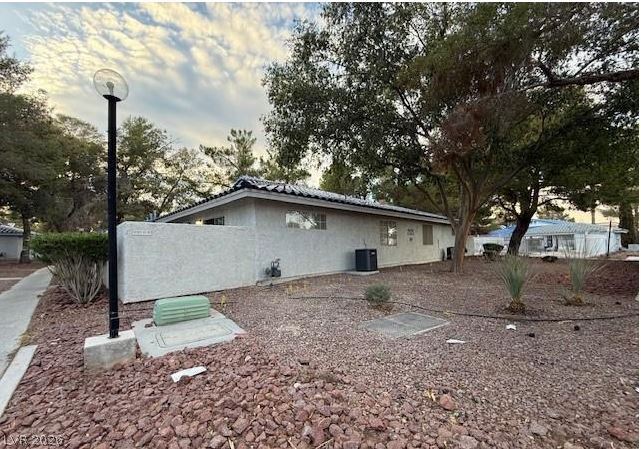 Building Photo - 2121 Chertsey Dr