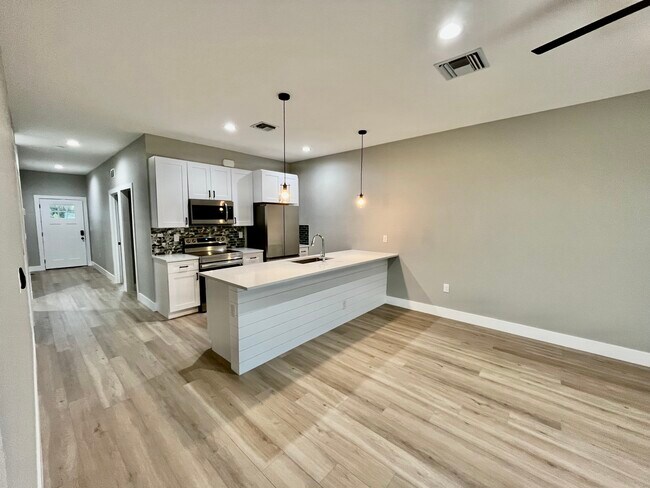 Building Photo - 10412 Pendleton Ave