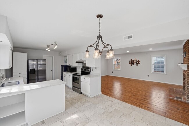 Building Photo - Don’t Miss This Beautiful 3BR Stone Orchard Home with Warm Wood Floors & Fireplace!