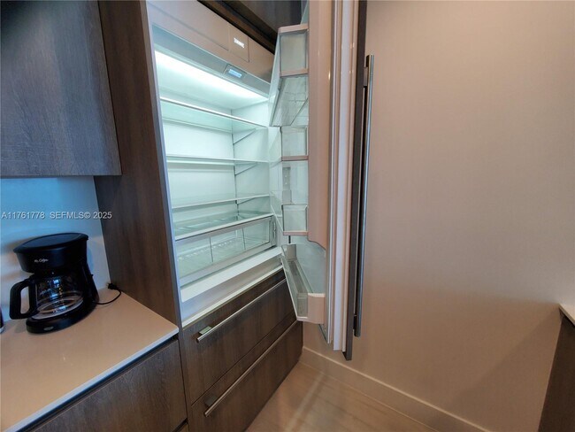 Building Photo - 17550 Collins Ave