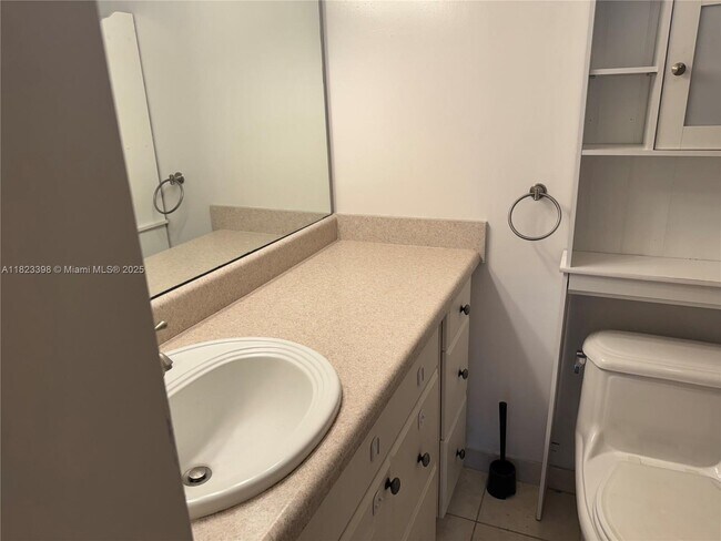 Building Photo - 250 Jacaranda Dr