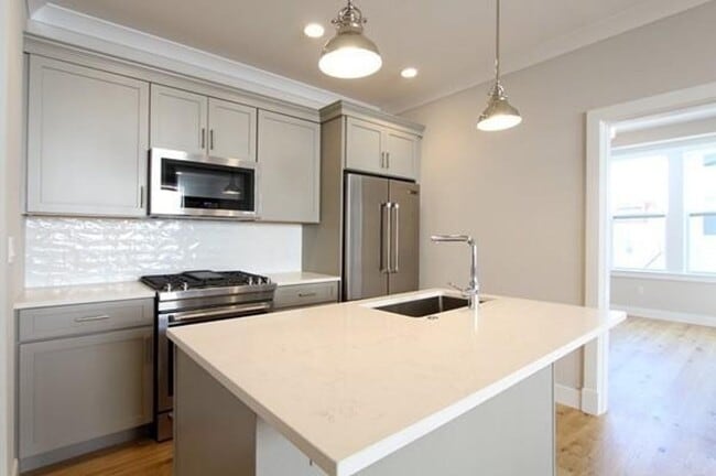 Building Photo - Room Available in Modern 2BR Condo – Jeffr...