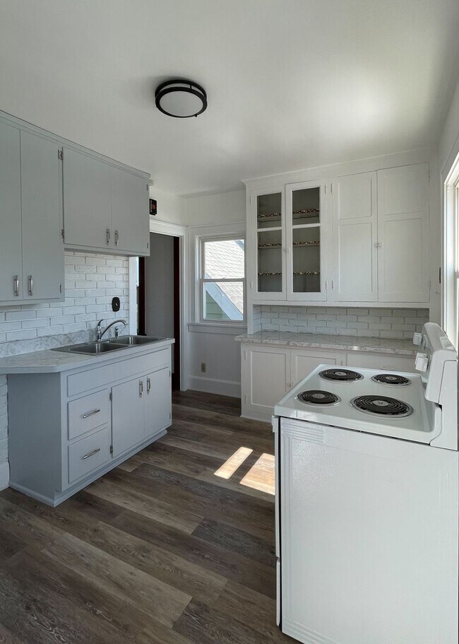 Building Photo - 1605 Yout St