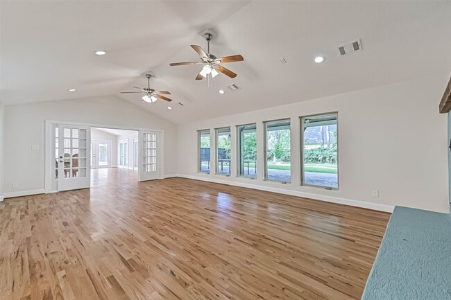 Building Photo - 1207 Thomas Dr