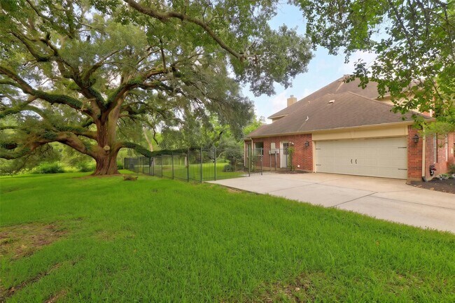 Building Photo - 108 Oak Creek Ln