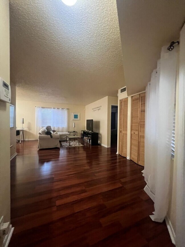 Building Photo - Fully Furnished 1-Bedroom Retreat in Windm...