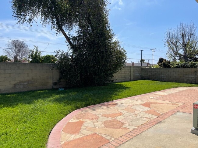 Building Photo - Single Level 4 Bedroom 2 Bath Home in Seal...