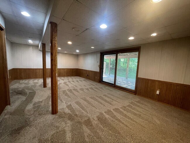 Building Photo - 1405 Childs Rd E