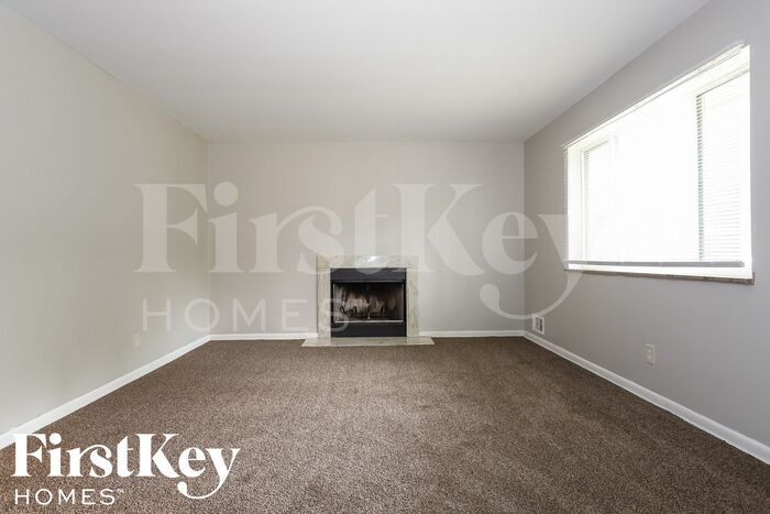 Building Photo - 5844 Sylvan Dr