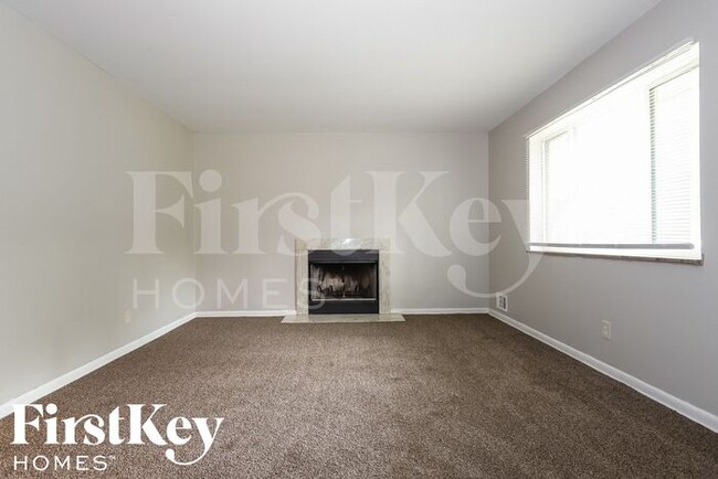 Building Photo - 5844 Sylvan Dr