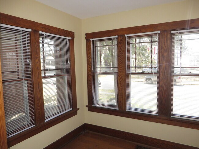 Building Photo - 826 Nuttman Ave