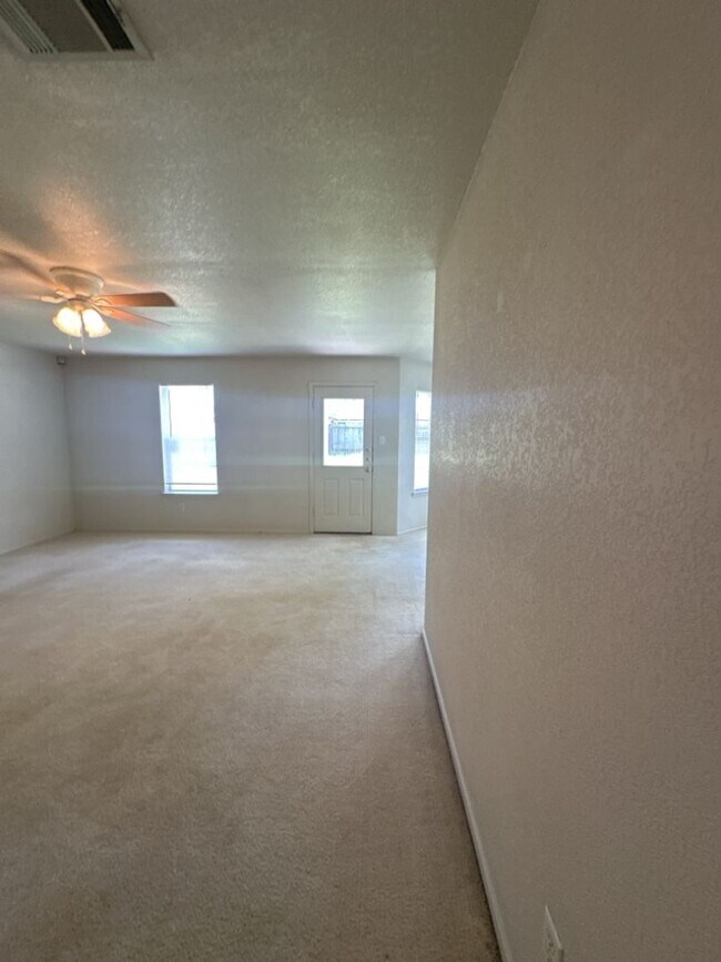 Building Photo - 3bd/2ba Single-Family Home on Amethyst Dr!