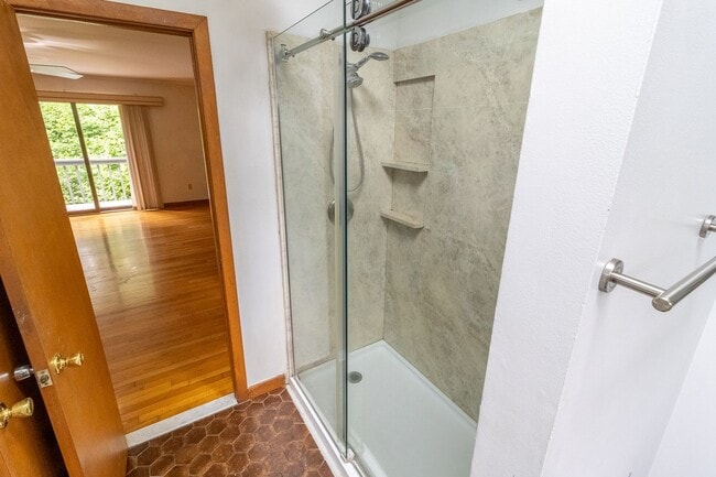 Building Photo - Beautiful Contemporary 3 Bedroom Home