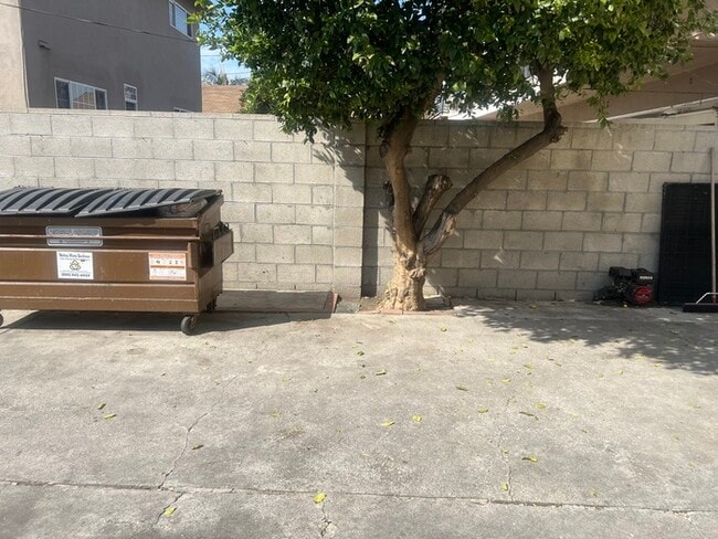 Building Photo - Charming Studio with Parking in Huntington Park!