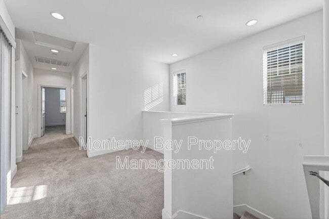 Building Photo - 480 Palisade Dr