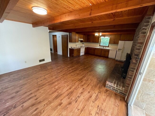 Building Photo - PRE-LEASING FOR JULY 22ND 2026!