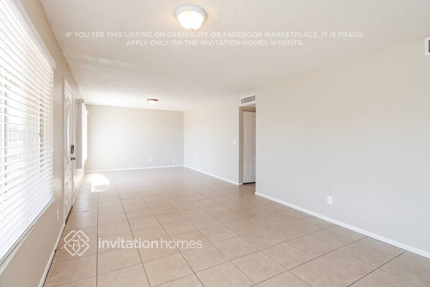 Building Photo - 2022 W Windrose Dr